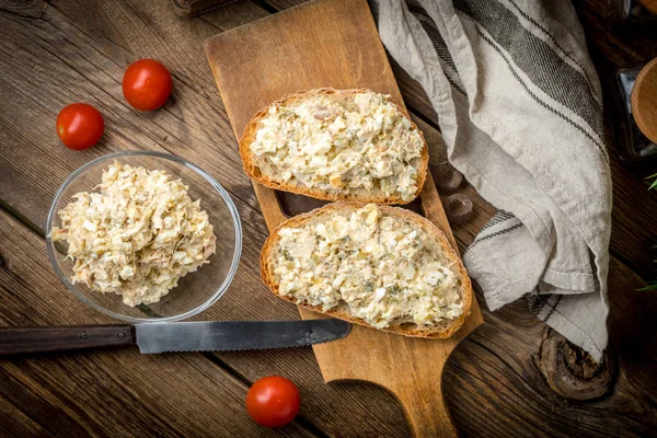 Ev yapımı uskumru balıklı ekmek dilimi..