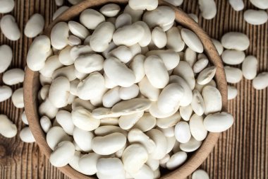 Ahşap bir kasede Beyaz kuru fasulye.