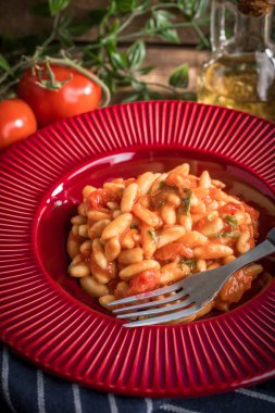 Cavatelli taze domates soslu makarna. İtalyan mutfağı.