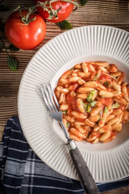 Cavatelli taze domates soslu makarna. İtalyan mutfağı.