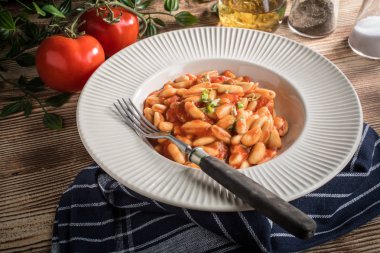 Cavatelli taze domates soslu makarna. İtalyan mutfağı.