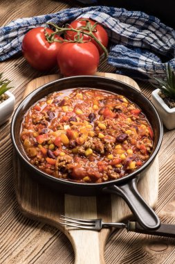 Chili con carne bir kil tavada. Geleneksel Meksika mutfağı.