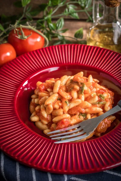 Cavatelli taze domates soslu makarna. İtalyan mutfağı.