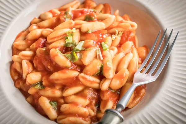 Cavatelli taze domates soslu makarna. İtalyan mutfağı.