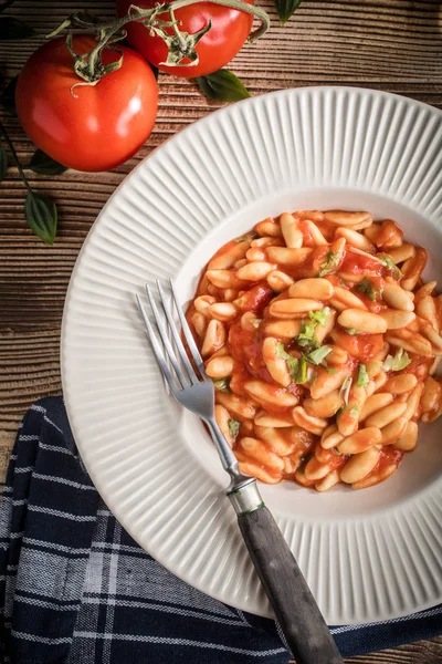 Cavatelli taze domates soslu makarna. İtalyan mutfağı.