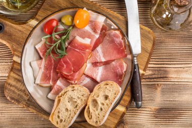 İnce dilimlenmiş ciabatta ekmeği, domates, zeytin ile Alman kara orman jambon dilimlenmiş. Üstten görünüm.