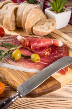 İnce dilimlenmiş ciabatta ekmeği, domates, zeytin ile Alman kara orman jambon dilimlenmiş.