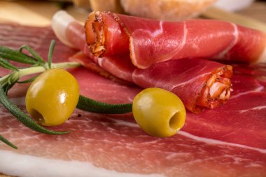 İnce dilimlenmiş ciabatta ekmeği, domates, zeytin ile Alman kara orman jambon dilimlenmiş.