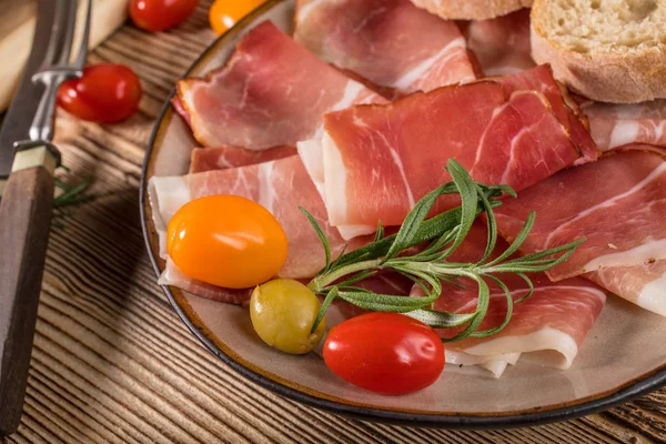 İnce dilimlenmiş ciabatta ekmeği, domates, zeytin ile Alman kara orman jambon dilimlenmiş.