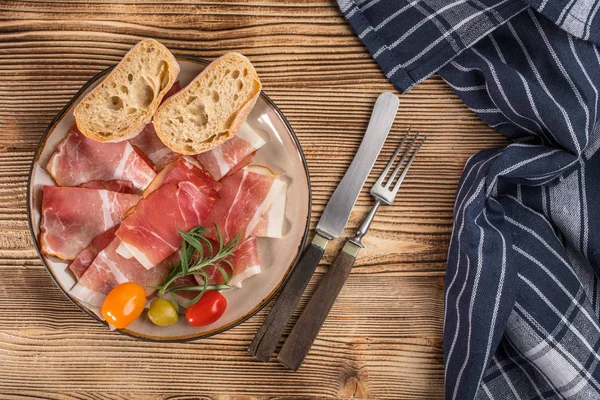 İnce dilimlenmiş ciabatta ekmeği, domates, zeytin ile Alman kara orman jambon dilimlenmiş. Üstten görünüm.