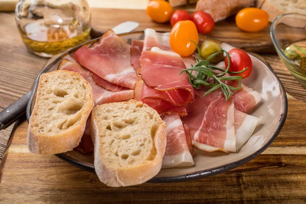 İnce dilimlenmiş ciabatta ekmeği, domates, zeytin ile Alman kara orman jambon dilimlenmiş.