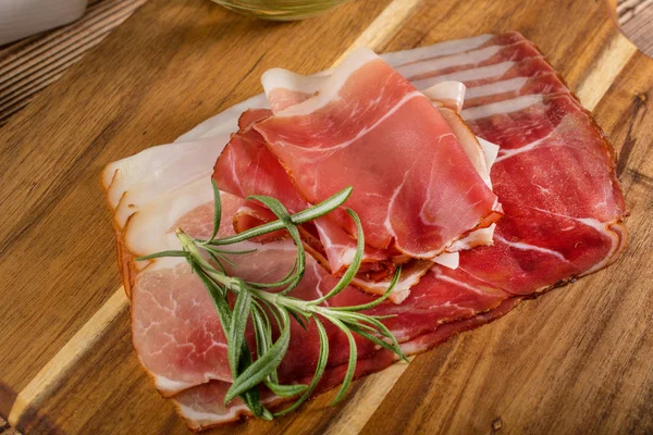 İnce dilimlenmiş Alman kara orman hamon kesme tahtası.