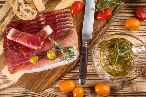 İnce dilimlenmiş ciabatta ekmeği, domates, zeytin ile Alman kara orman jambon dilimlenmiş. Üstten görünüm.