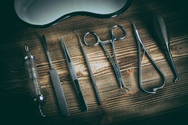 Ahşap arka plan üzerinde eski Tıp cihazları. Vintage tarzı.