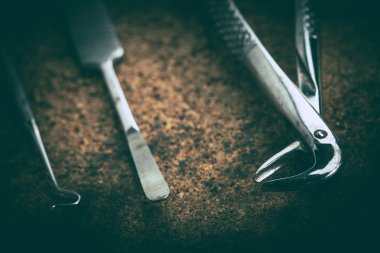 Ahşap arka plan üzerinde eski Tıp cihazları. Vintage tarzı.