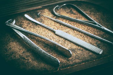 Ahşap arka plan üzerinde eski Tıp cihazları. Vintage tarzı.