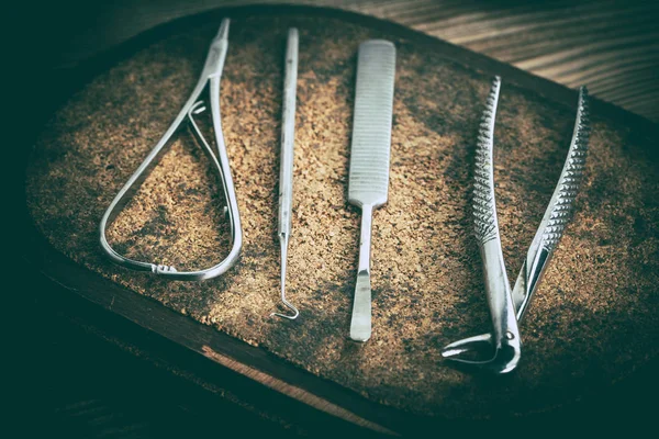 Ahşap arka plan üzerinde eski Tıp cihazları. Vintage tarzı.