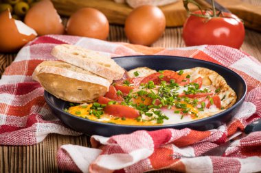 Tahta masada domatesli ev yapımı kızarmış yumurta..