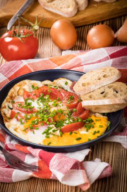 Tahta masada domatesli ev yapımı kızarmış yumurta..