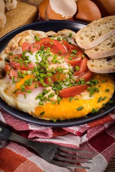 Tahta masada domatesli ev yapımı kızarmış yumurta..