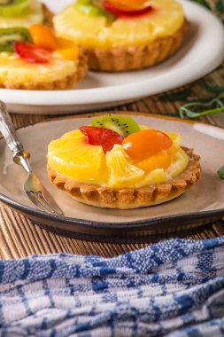 Çilek, ananas ve kivi ile taze karışık meyve tart. Seçici odak.