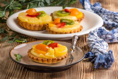 Çilek, ananas ve kivi ile taze karışık meyve tart. Seçici odak.