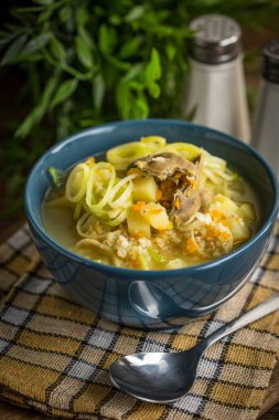 Geleneksel çorba, arpa ve tavuk var. 