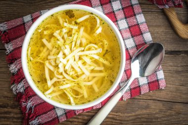 Çorba. Erişteli tavuk çorbası..