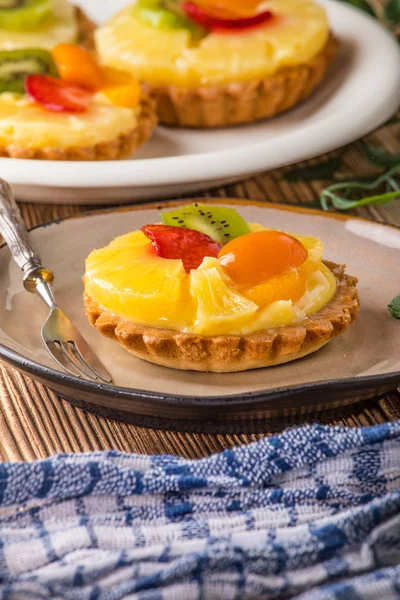 Çilek, ananas ve kivi ile taze karışık meyve tart. Seçici odak.