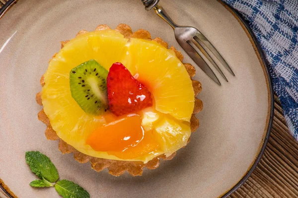 Çilek, ananas ve kivi ile taze karışık meyve tart. Seçici odak. Üstten Görünüm.