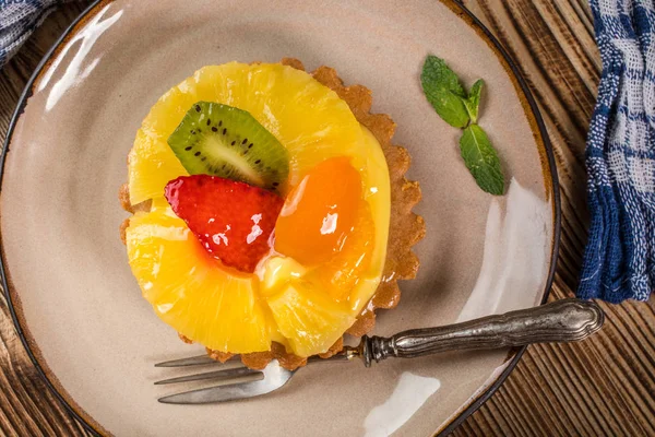 Çilek, ananas ve kivi ile taze karışık meyve tart. Seçici odak. Üstten Görünüm.