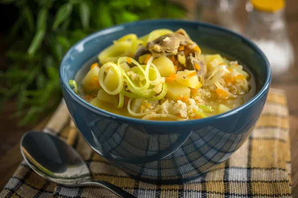 Geleneksel çorba, arpa ve tavuk var. 