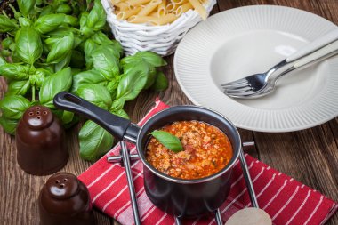 Makarna, Bolonez sosu ve fesleğen ahşap tablo.