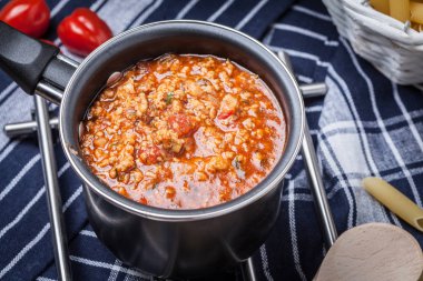 Makarna, Bolonez sosu ve fesleğen ahşap tablo.
