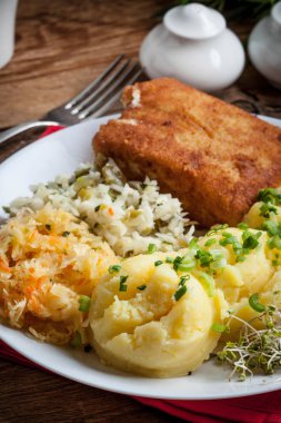 Kızarmış balık fileto COD patates püresi ve salata ile servis.