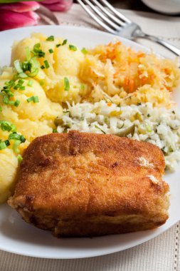 Kızarmış balık fileto COD patates püresi ve salata ile servis.