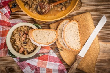 Bigos - etli lahana, kurutulmuş mantar ve füme sosis. Geleneksel Polonya mutfağı..