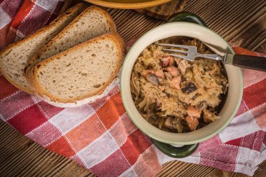 Bigos - etli lahana, kurutulmuş mantar ve füme sosis. Geleneksel Polonya mutfağı..