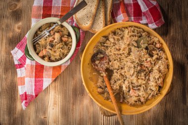 Bigos - etli lahana, kurutulmuş mantar ve füme sosis. Geleneksel Polonya mutfağı..