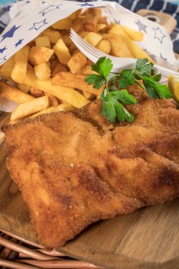 Bir parça kızarmış morina ve patates kızartması..