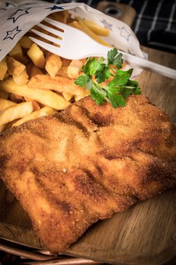 Bir parça kızarmış morina ve patates kızartması..