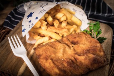 Bir parça kızarmış morina ve patates kızartması..