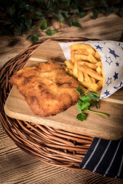 Bir parça kızarmış morina ve patates kızartması..