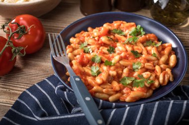 Cavatelli taze domates soslu makarna. İtalyan mutfağı.