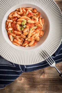 Cavatelli taze domates soslu makarna. İtalyan mutfağı.