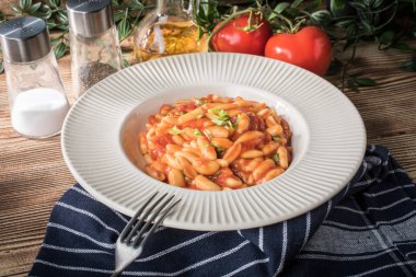 Cavatelli taze domates soslu makarna. İtalyan mutfağı.