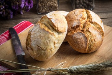 Ekmek kesme tahtası üzerinde rulo. Seçici odak.