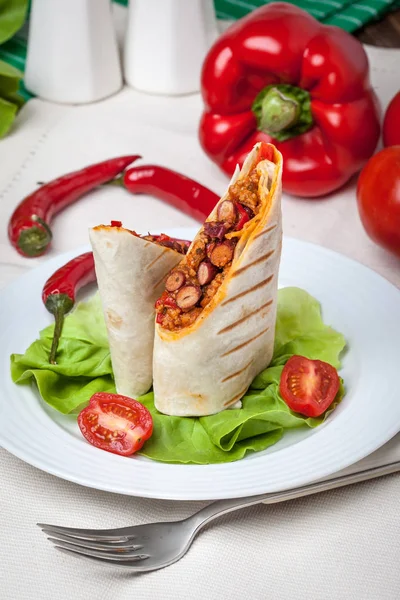 Burritos Wraps Mit Fleisch Bohnen Und Gemüse Auf Holzplatte Geringe — Stockfoto