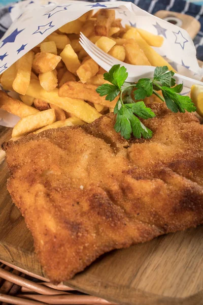 Bir parça kızarmış morina ve patates kızartması..