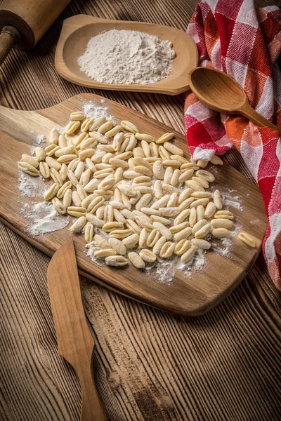 Cavatelli Pasta Houten Snijplank Italiaanse Keuken — Stockfoto